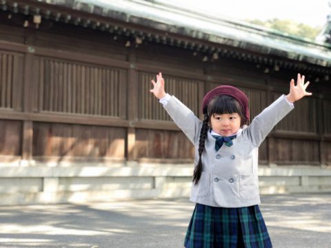 幼稚園の子供が手を上げている