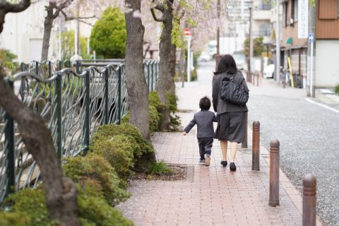 幼稚園へ向かうママと子供