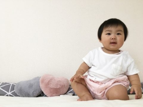 お座りをする赤ちゃん