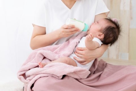 泣きながらミルクを飲む赤ちゃん
